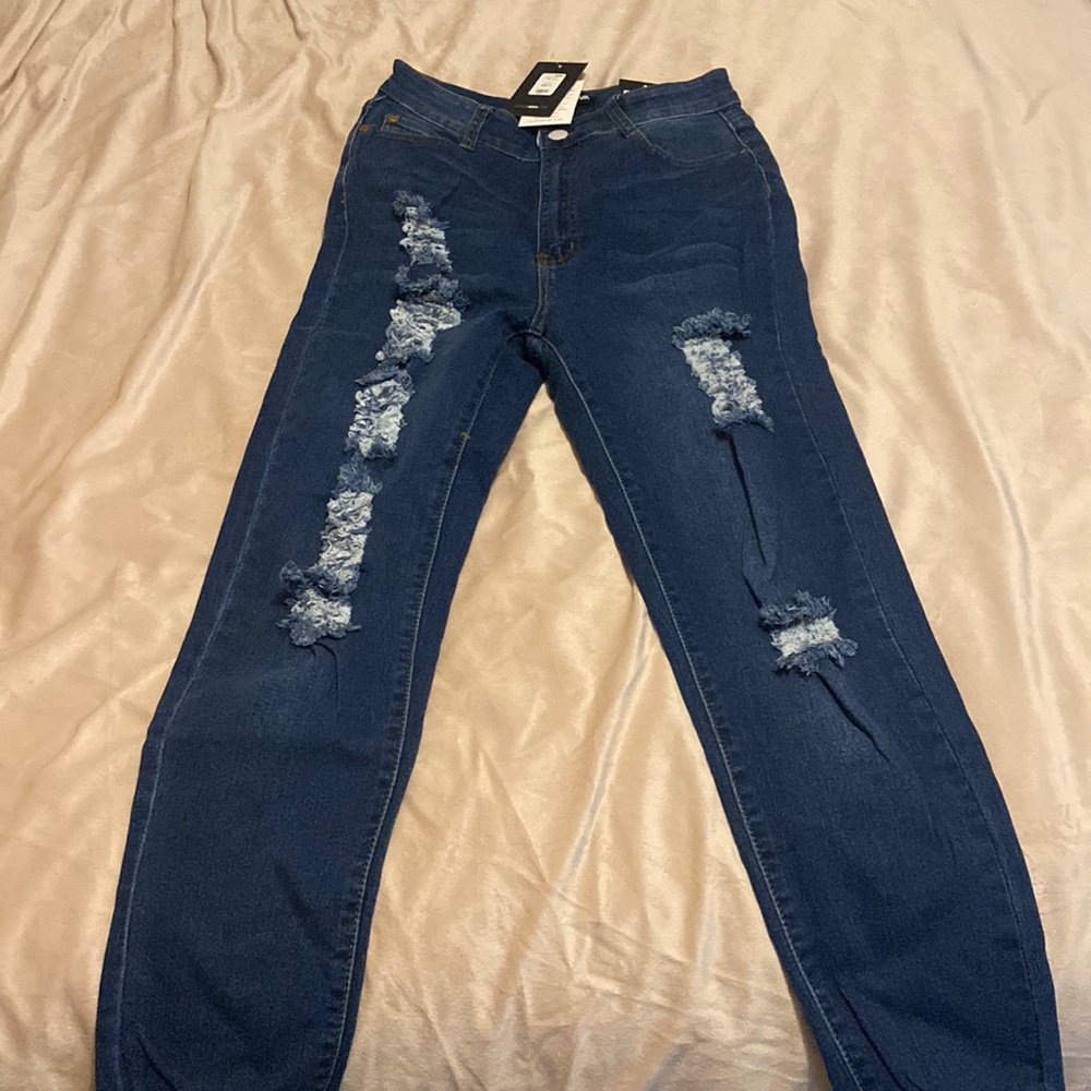 Fashion nova size 11 high rise medium blue jeans never worn.